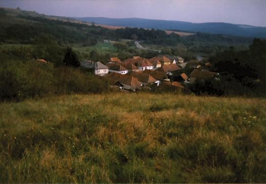 Kilátás Kishegyről. A rakacaszendi út